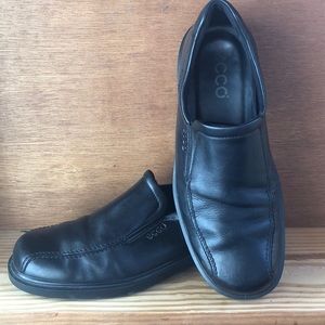 Black leather Ecco slip on sz 43